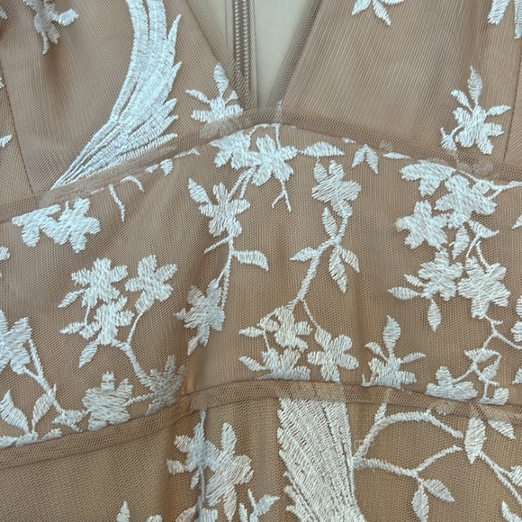 Beautiful lace gown - BCBG - Picture 3 of 5